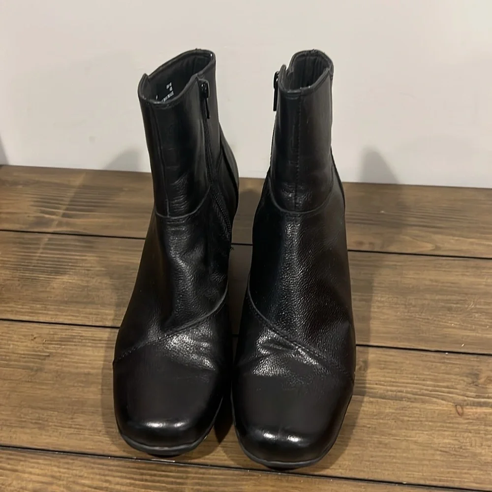 Clark’s black leather 2.5” heeled booties size 9M